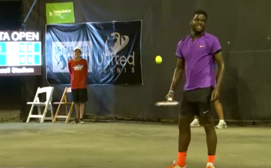 Olyan hangosan dugtak, hogy megzavarták a teniszmeccset – videó