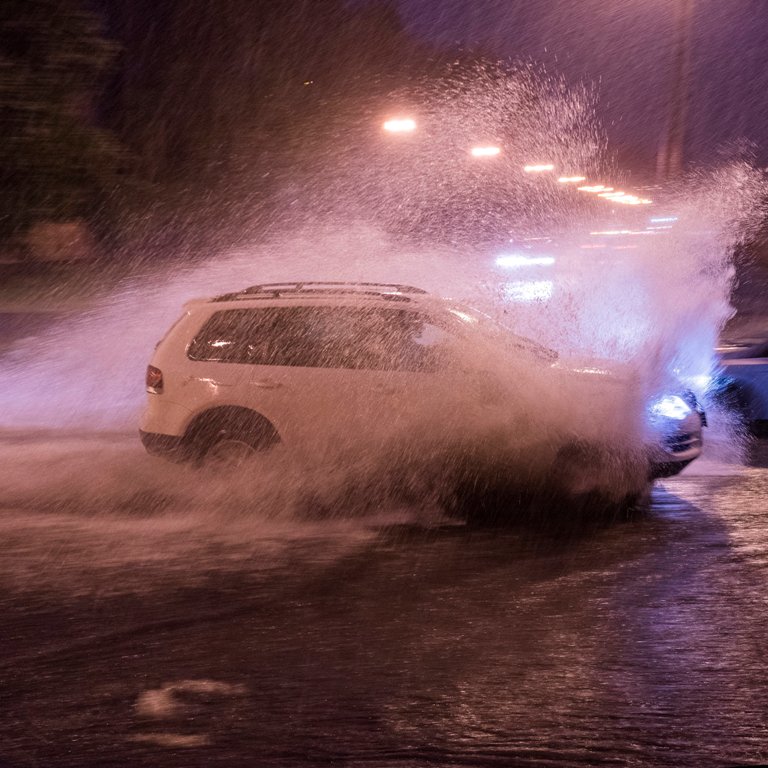 Személyautó halad a szakadó esőben a nyíregyházi Sóstói úton 2017. június 6-án. MTI Fotó: Balázs Attila