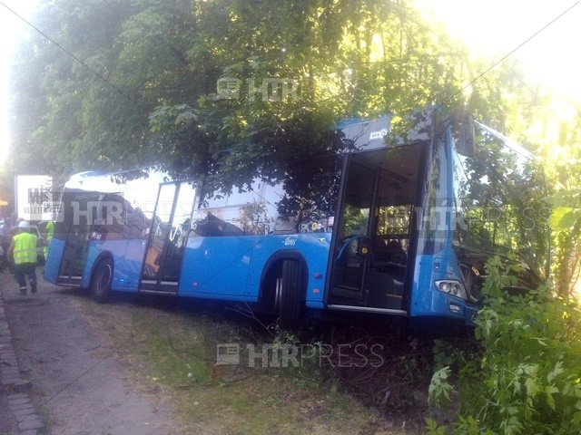 Az árokba hajtott busz (fotó: Hírpress.hu/Sáfrányos)