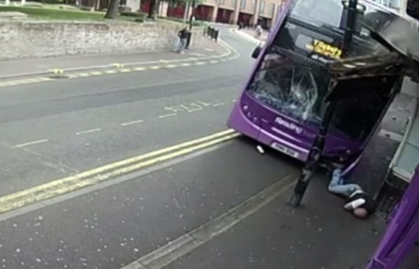 Elgázolta a száguldó busz, simán felpattant utána – videó