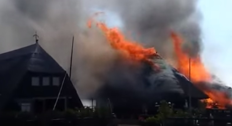 Porig égett tíz nádfedeles ház Fertőrákoson – videók