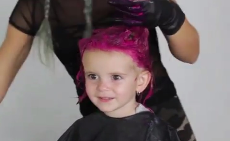 Rózsaszínre festette kétéves kislánya haját, leolvadt tőle az Instagram