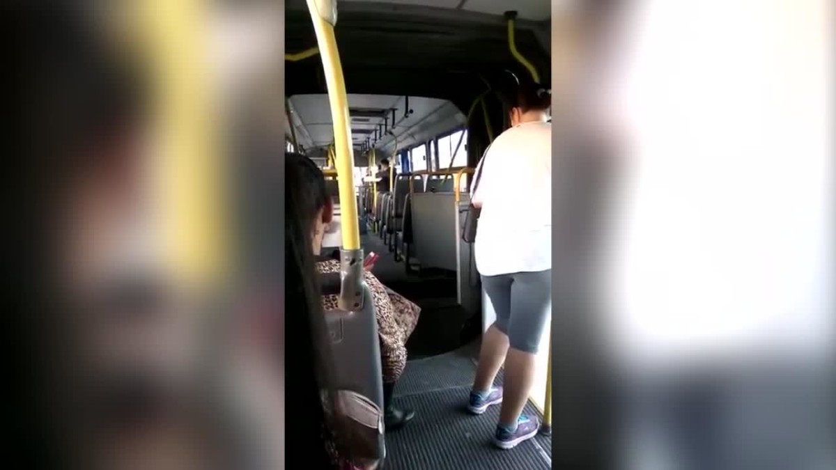 Kettészakadt menet közben egy csuklós busz – videó