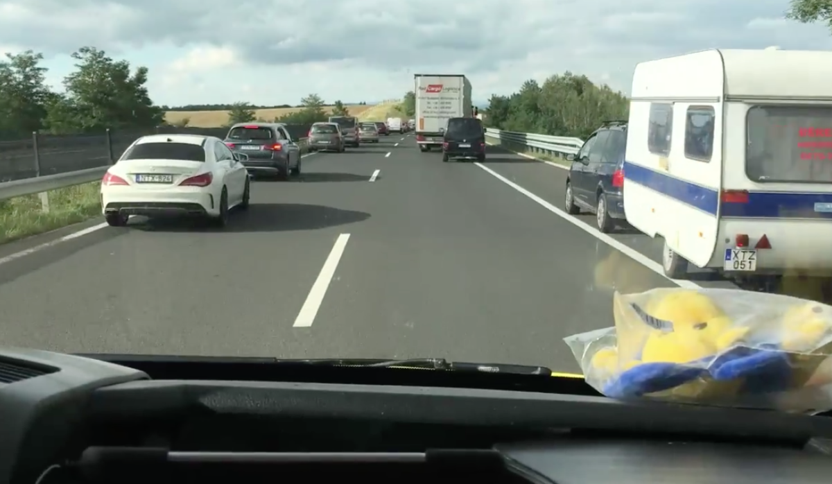 Így kell elengedni a mentőt az autópályán – videó