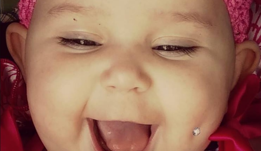 Piercinget lövetett babája arcába az anya, fotója miatt forr a Facebook
