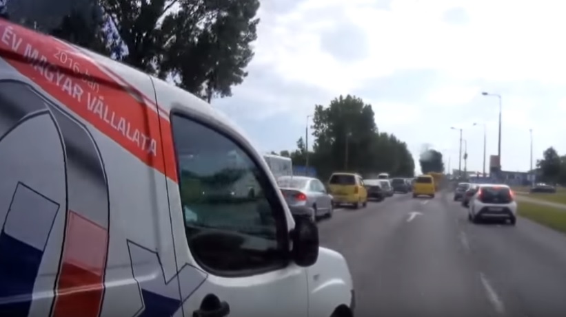 Egy busznyi ember életével játszott az idióta furgonos Győrben