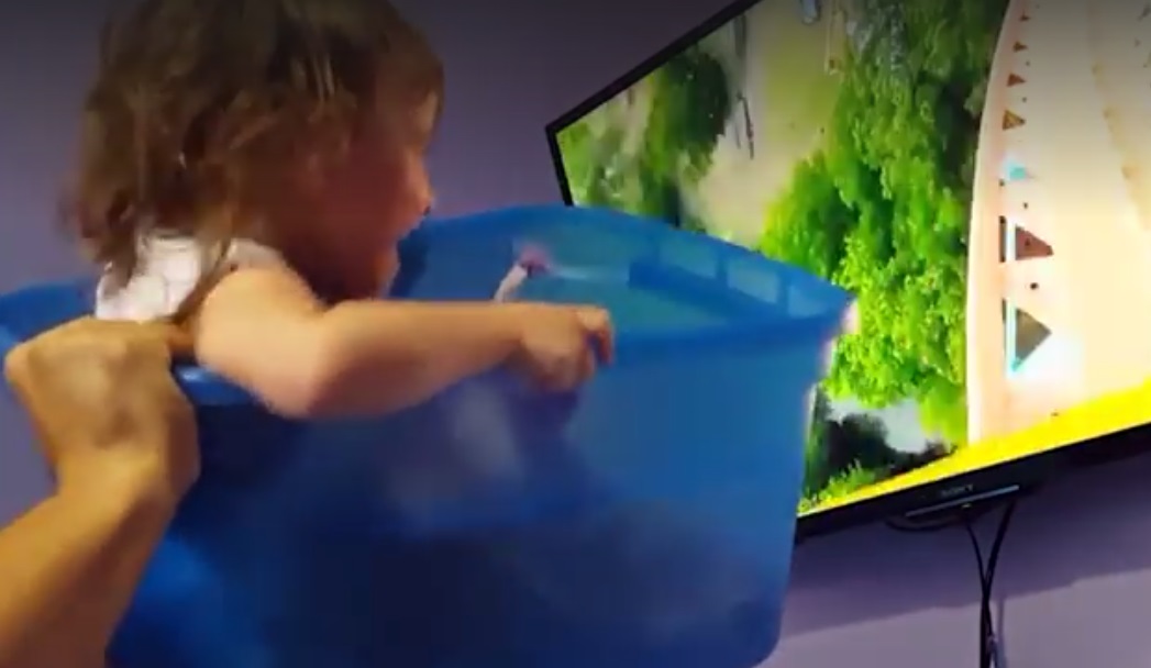 17 millióan látták már a kislányát zseniálisan hullámvasutaztató apuka videóját