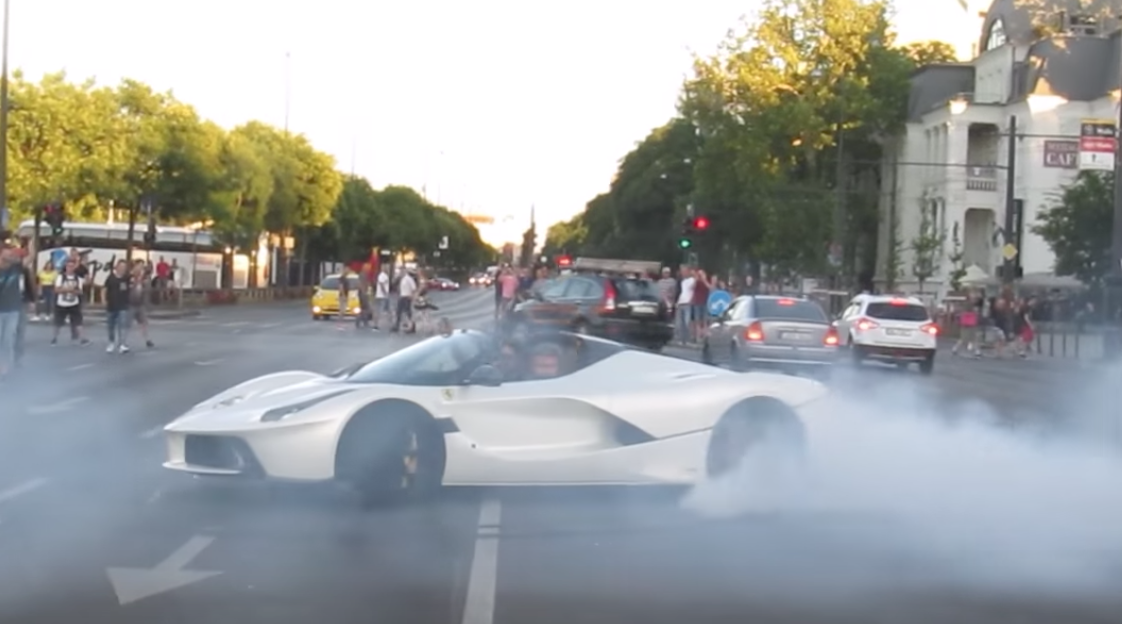 A Hősök terénél égette Ferrarija gumijait a budapesti milliárdos – videó