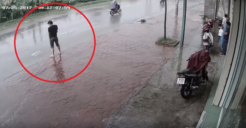Videó: forgalmas út szélén pisilt, nagyon megbánta