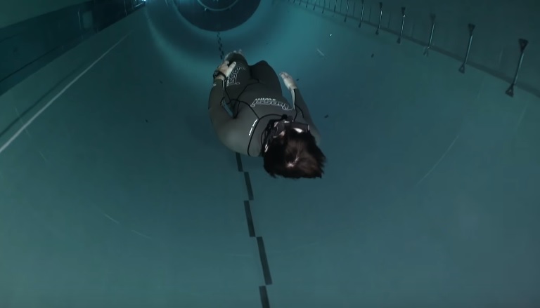 40 méter mély medencébe merült üres tüdővel a férfi – videó!