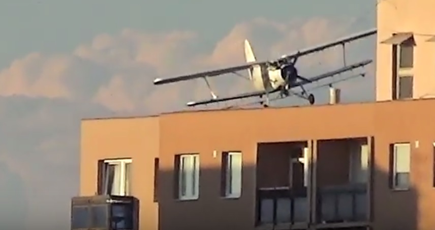 Szinte súrolta a panelt a repülőgép Nyíregyházán – videó