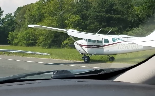 Forgalmas autópályán landolt a bajba jutott repülőgép – videó