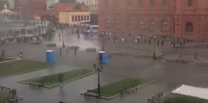 Vécék támadtak az emberekre a moszkvai viharban – videó