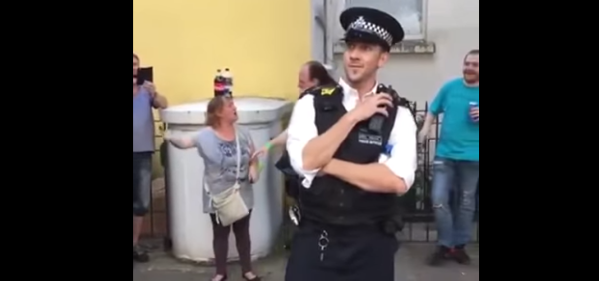 Egy rendőr rögtönzött táncbemutatójáért van oda most az internet – videó