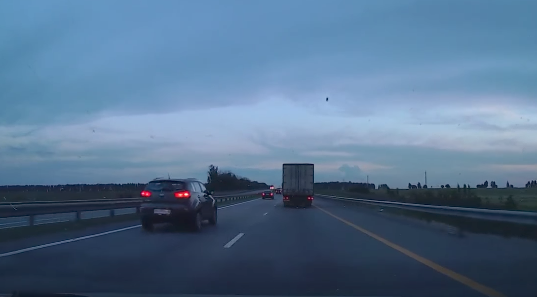 Brutálisan beledurrant az Audi az előtte haladó teherautóba – videó