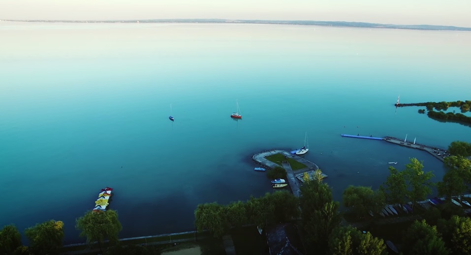 Lenyűgöző drónról a nyári Balaton – videó