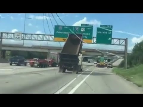 Videón, ahogy egy kamion lezúzza az autópályát