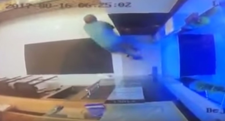 Videó: négykézláb suhant kenyeret lopni a szombathelyi pékségben