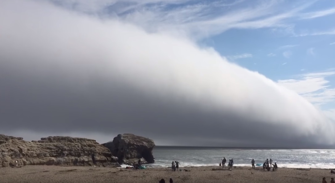 Apokaliptikus ködfelhő rohanta meg a strandot – videó!