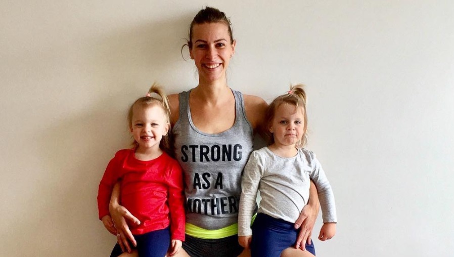 Imádják az Instagramon a három gyermekével edző fiatal magyar anyukát