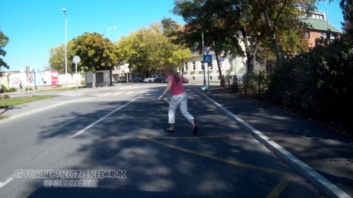 Egy hajszálon múlott az életveszélyesen közlekedő győri nő élete – videó