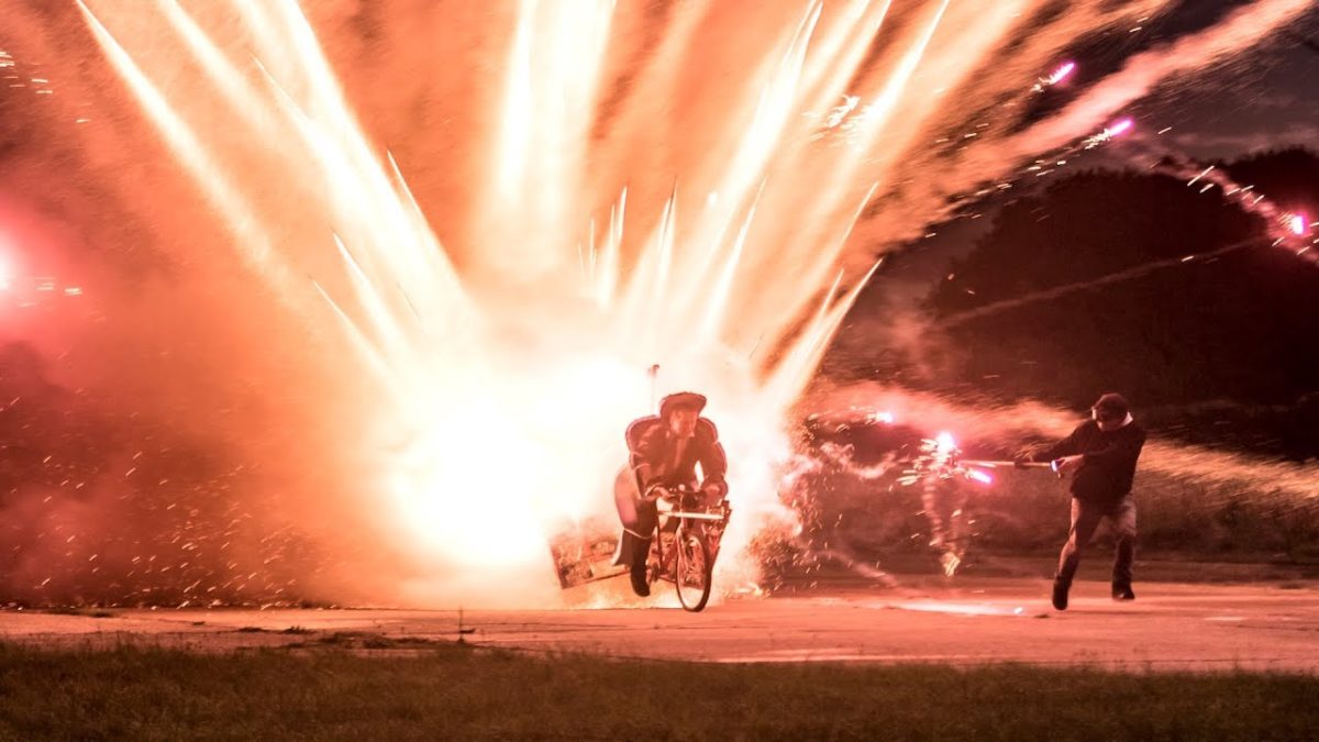 1000 tűzijátékot szerelt a biciklijére, aztán elkezdett tekerni – videó