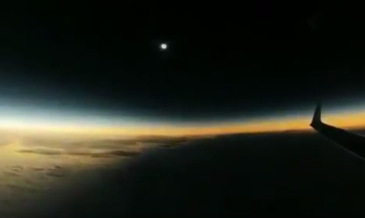 Videó: páratlan látvány volt repülőről a teljes napfogyatkozás