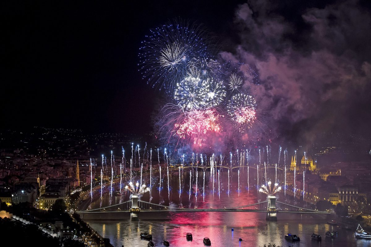 Ünnepi tűzijáték 2017-ben a Duna felett, a Lánchíd és a Margit híd közötti szakaszon. Fotó: MTI/Lakatos Péter