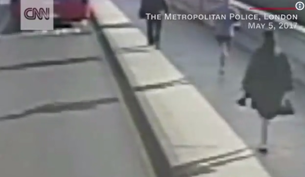 Videó: lazán a busz elé lökte a nőt a futó férfi