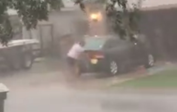 Szakadó esőben kocsit mosó férfi videója gyalulja le a Facebookot