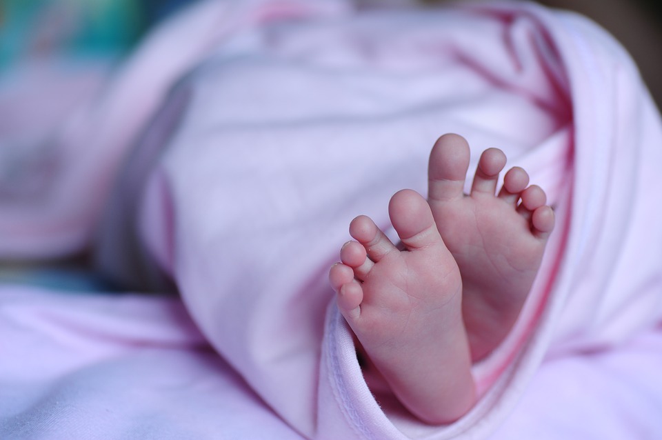 Holtan találtak egy babát egy játszótéren Csíkszeredában