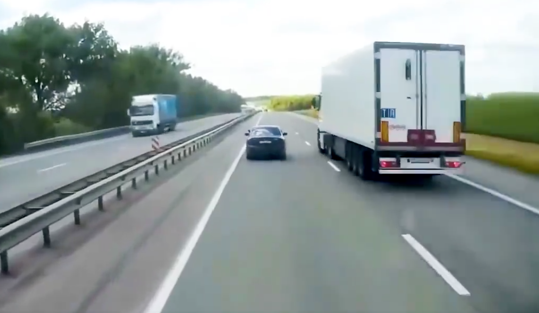Belső sávban szemétkedett az autós a kamionokkal, de egyvalamire nem számított – videó