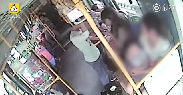 Iszonyatosan elintézte a perverz tapizót a nő a buszon – videó