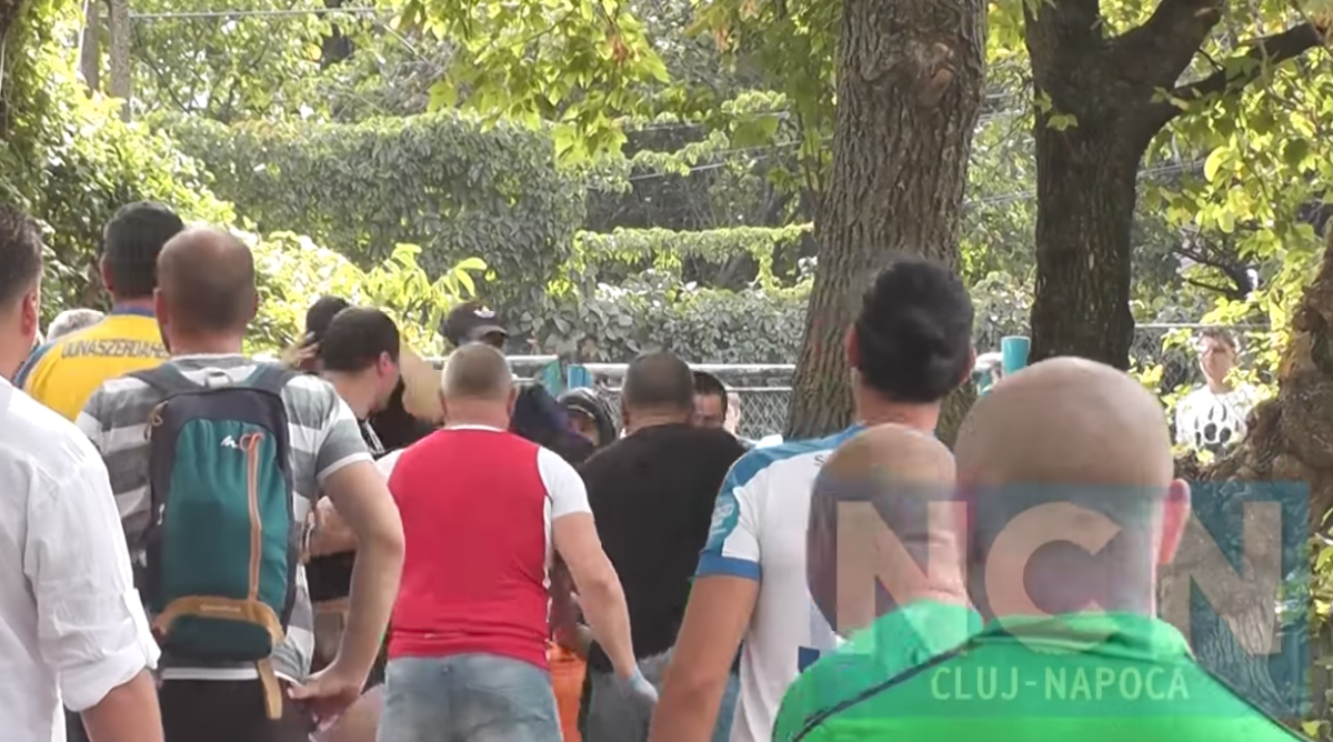 Botokkal és láncokkal támadtak román szurkolók magyarokra Kolozsváron – videó