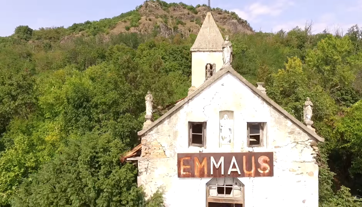 Kísérteties elhagyott kápolnára bukkantak a Balaton-felvidéken – videó