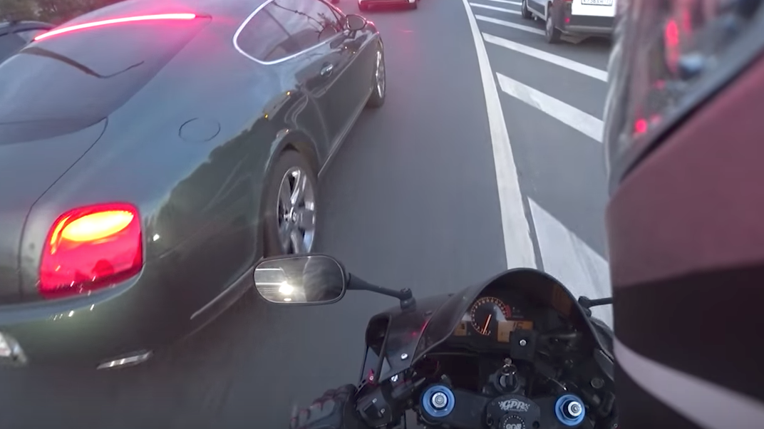 Durván megbosszulta egy motoros az autósok szemetelését – videó