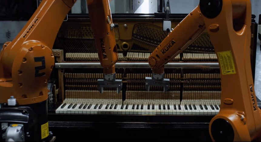 Letarolja a netet a zenélő ipari robotok videója
