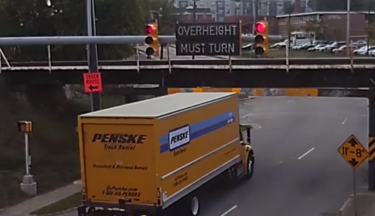 Fütyült a magasságkorlátozásra, konzervként nyitotta ki a teherautót a híd – videó