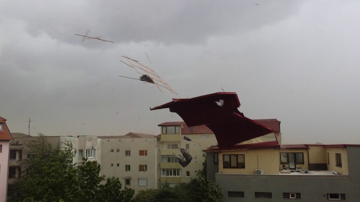 Szemük láttára tépte le a tetőt a vihar Temesváron – videó