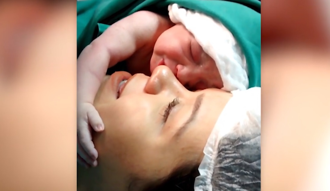 Születés után az anyukája arcára csimpaszkodó baba videójától olvad az internet