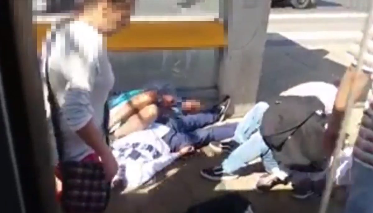 Rángatózó fiatalok fetrengtek az 1-es villamos megállójában – videó