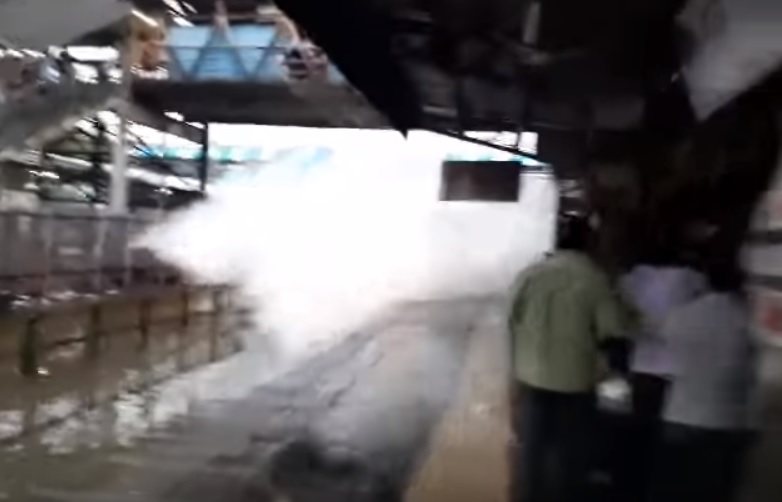 Ilyen, amikor teljes sebességgel berongyol a vonat az elárasztott állomásra – videó