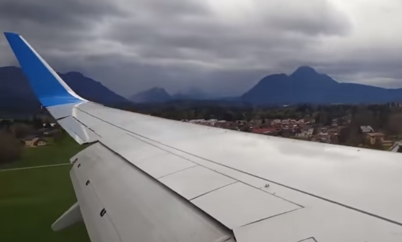 Hajmeresztő videó: kis híján a földhöz csapta a szélvihar az utasokkal teli gépet