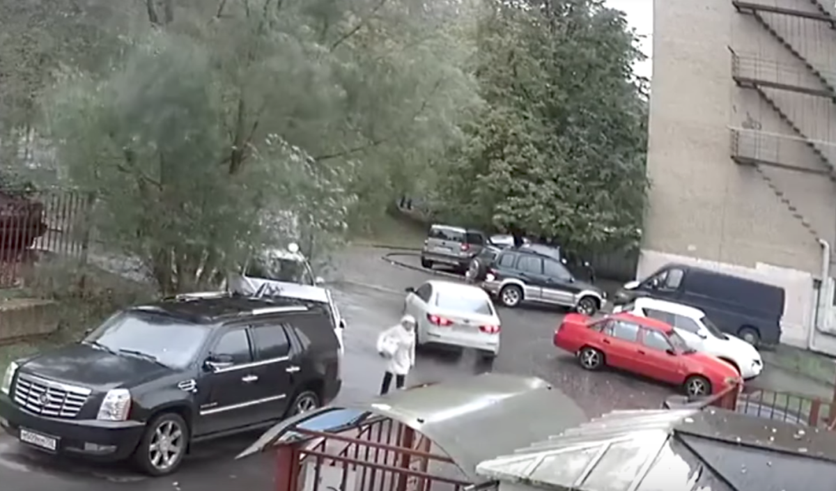 4 autót tört össze 20 másodpercen belül a 70 éves sofőr – videó