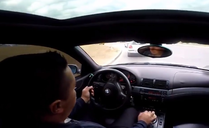 Videóra vette a BMW-s, ahogy öv nélkül száguldozik, majd hatalmasat csattan