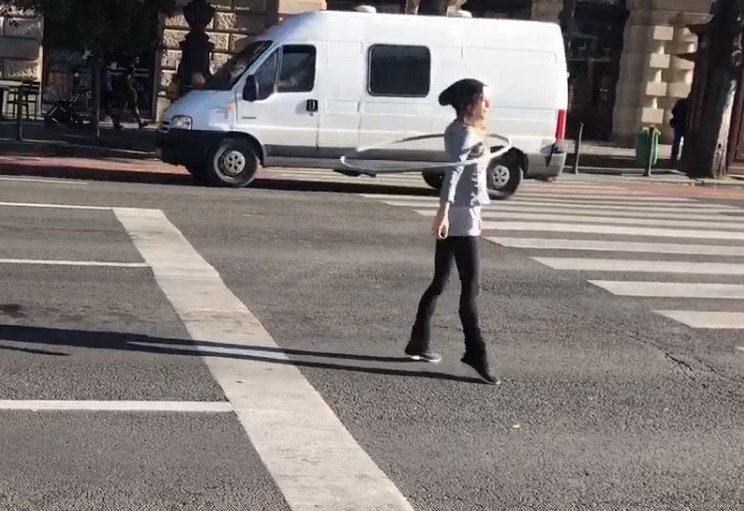 Hullahoppkarikás lány szórakoztatta a pesti autósokat a forgalmas kereszteződésben – videó