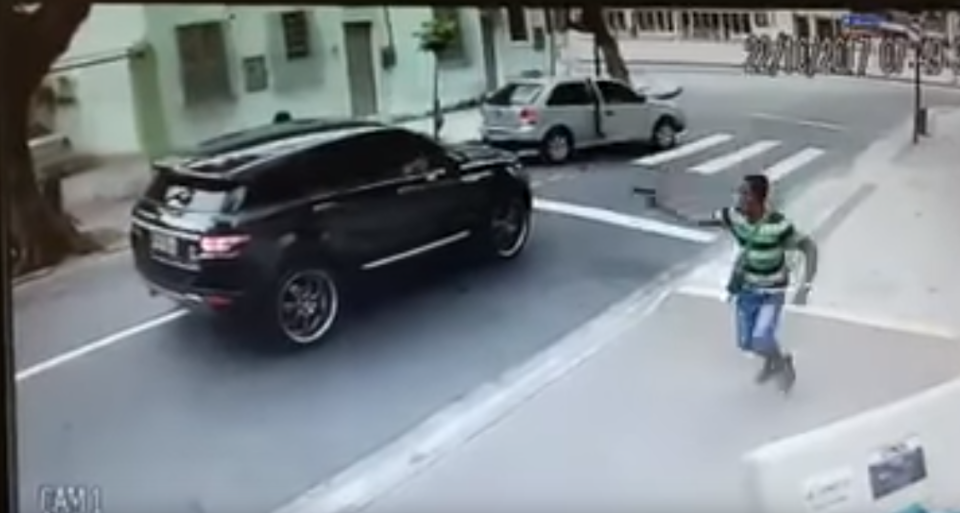 Fegyveres támadók kiszedték a brazil válogatott kapust Range Roverjéből – videó