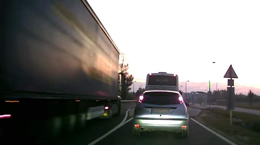Videó: hajmeresztő előzést mutatott be egy kamion Győrben