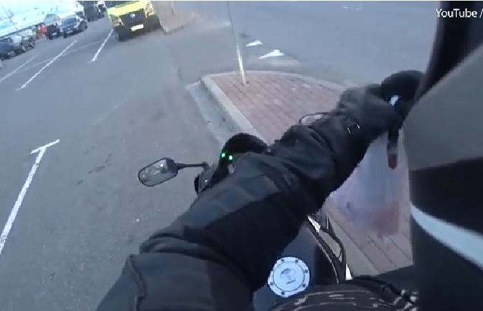 Videó: így büntette le a motoros a szemetelő luxusautóst