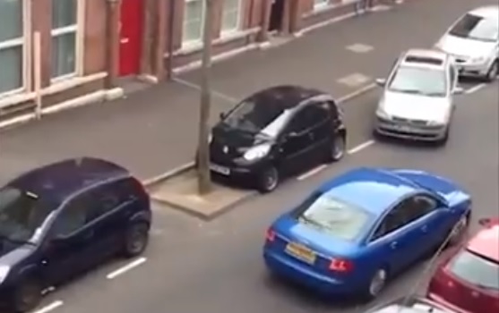 Ember ekkorát még nem küzdött párhuzamos parkolással – videó